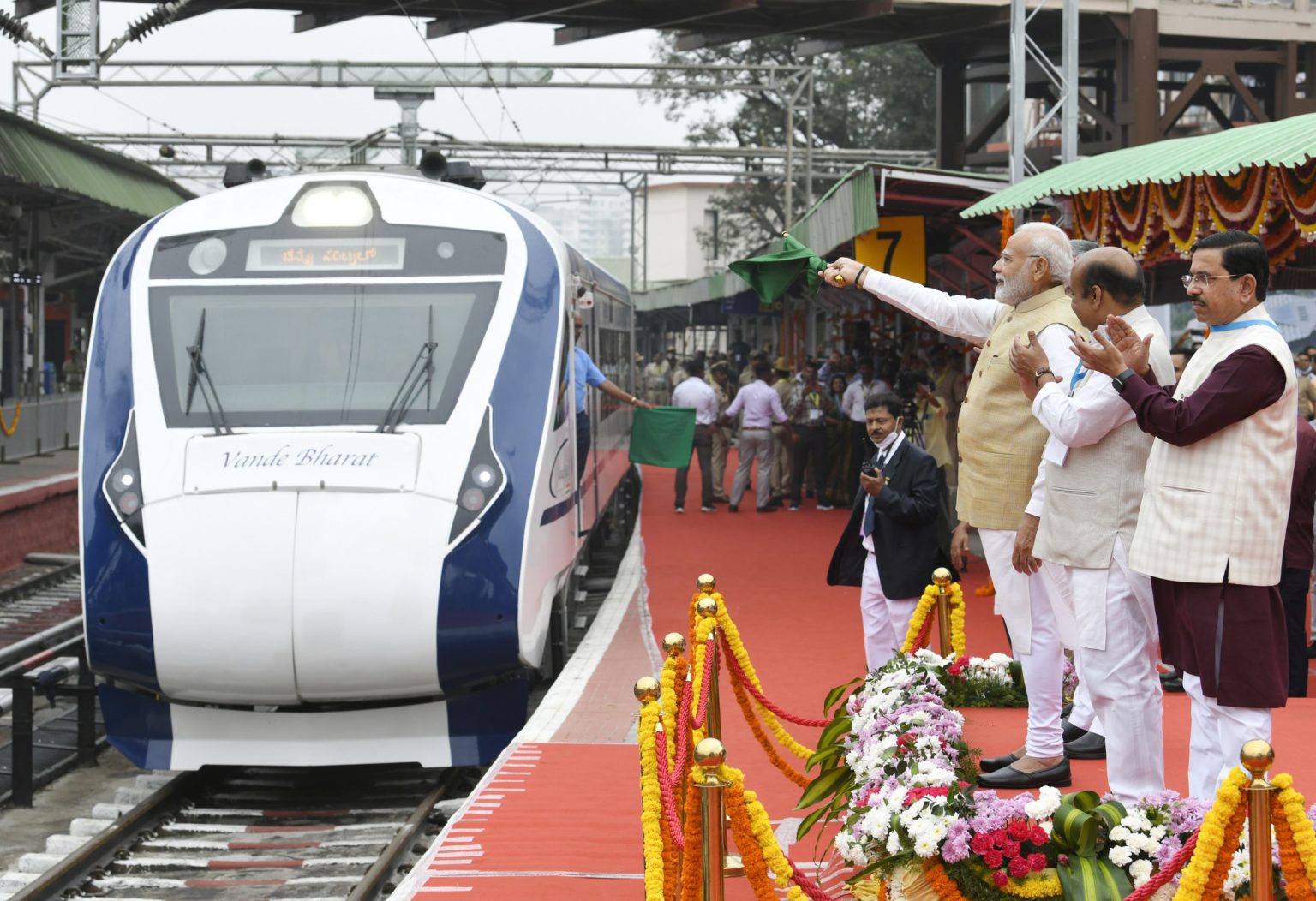 Bengaluru Pm Modi Flags Off Vande Bharat Express And Bharat Gaurav Kashi Darshan Train The