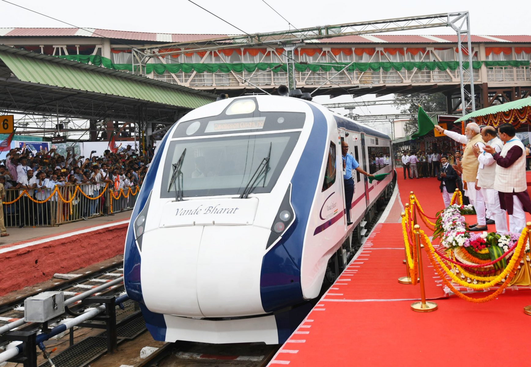 Bengaluru Pm Modi Flags Off Vande Bharat Express And Bharat Gaurav Kashi Darshan Train The