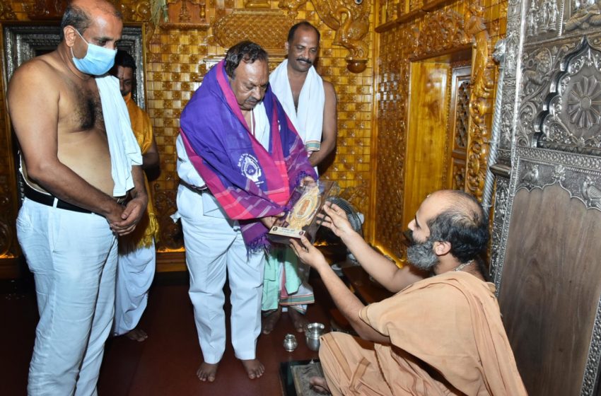  K S Eshwarappa visits Udupi Sri Krishna Matha