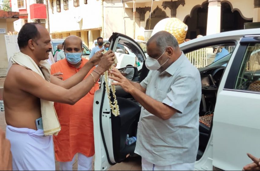  Minister Madhu Swamy offers prayers at Udupi Sri Krishna Matha
