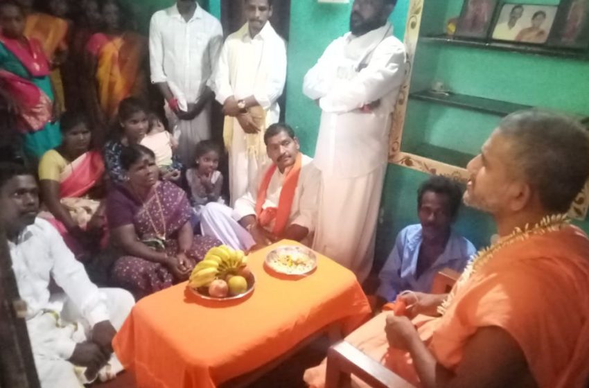  Sri Vishwaprasanna Tirtha visits SC colony