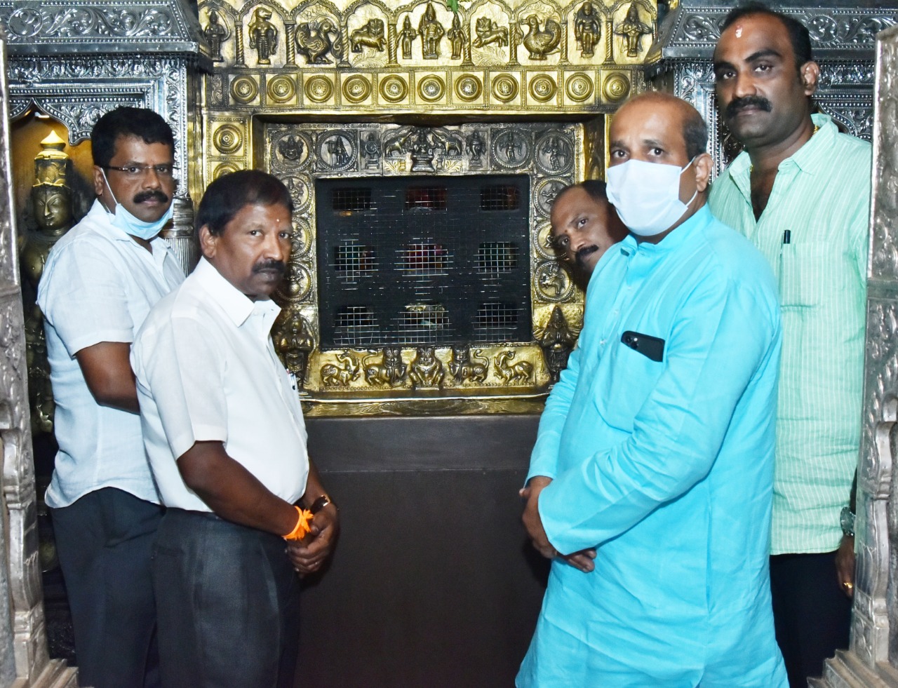 Port and Fisheries Minister S Angara visits Udupi Sri Krishna Matha