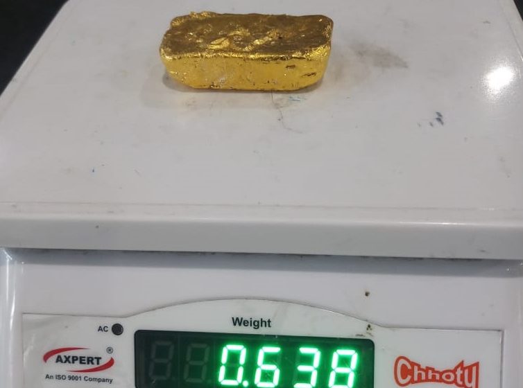  Customs officials catch two for smuggling gold concealed in trousers and pens
