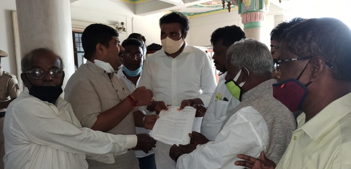 Adidravida Samaja Seva Sangha leaders along with Mangaluru City South MLA Vedavyas Kamath have requested Social Welfare Minister Sriramulu to provide land for the construction of Community Hall.