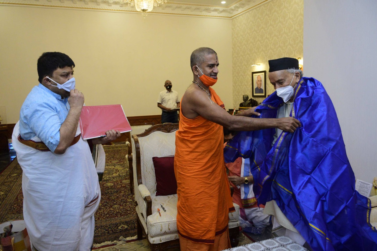 Pejawar Swamiji meets Maharashtra governor 