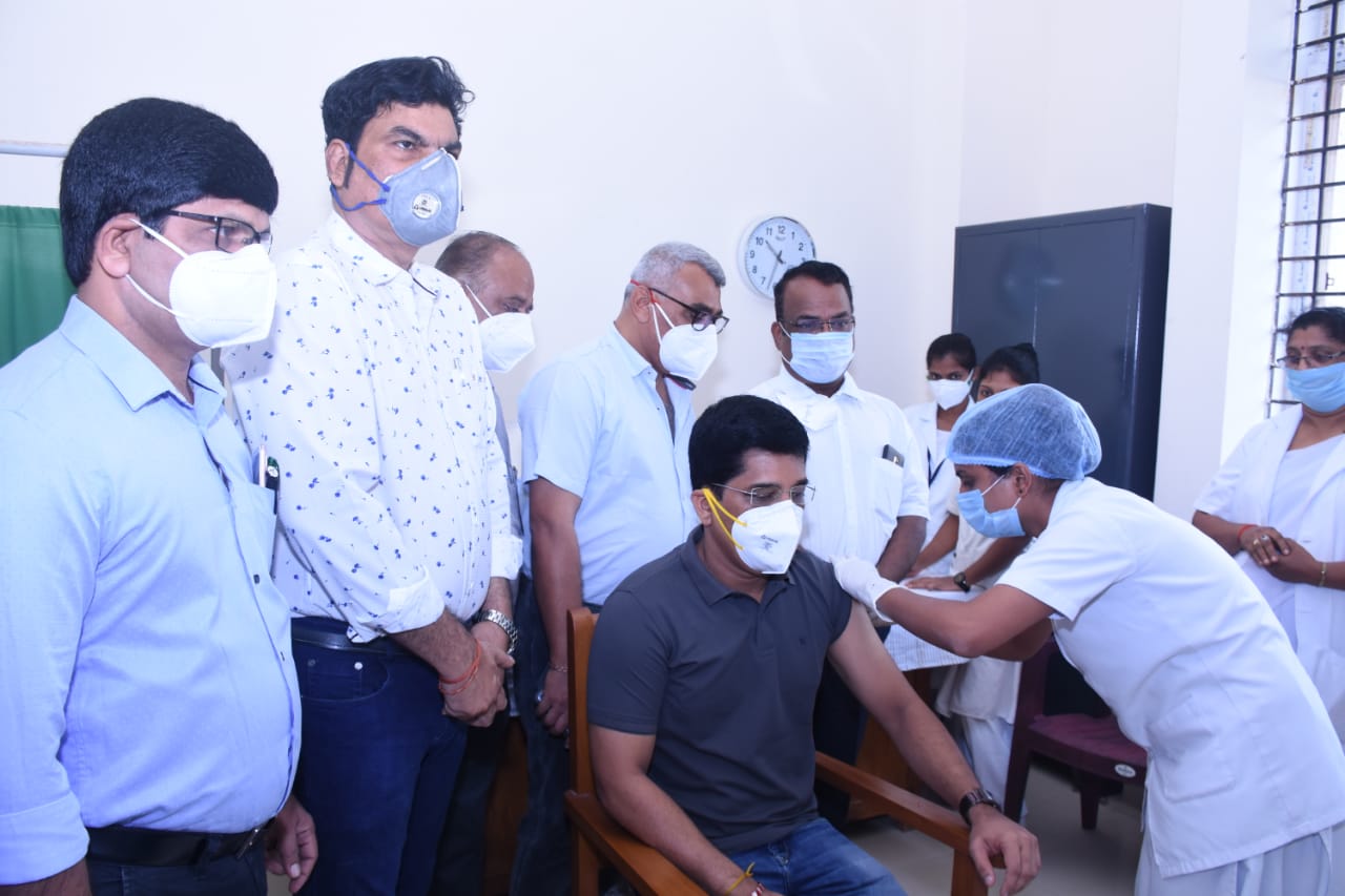Uttara Kannada DC Dr Harish Kumar receives COVID vaccination