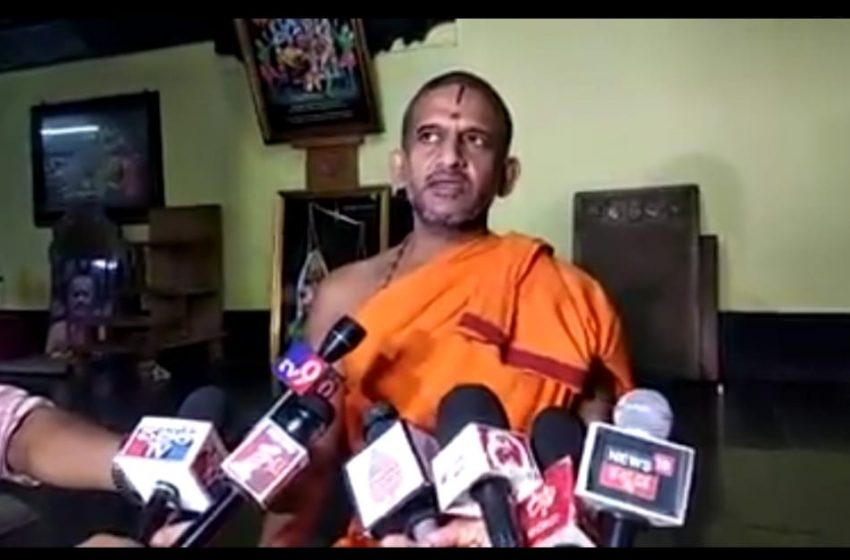  Pejawar Seer reacts strongly to HDK and Siddu’s statement