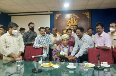 Janashakti Vedike felicitates Dr Harish Kumar and Mullai Muhilan