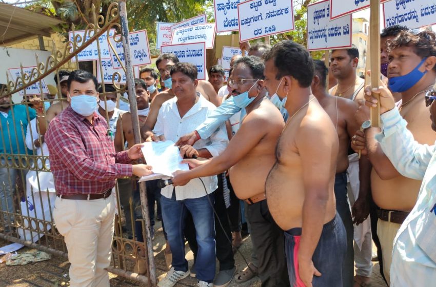  Contractors stage unique protest in Karwar
