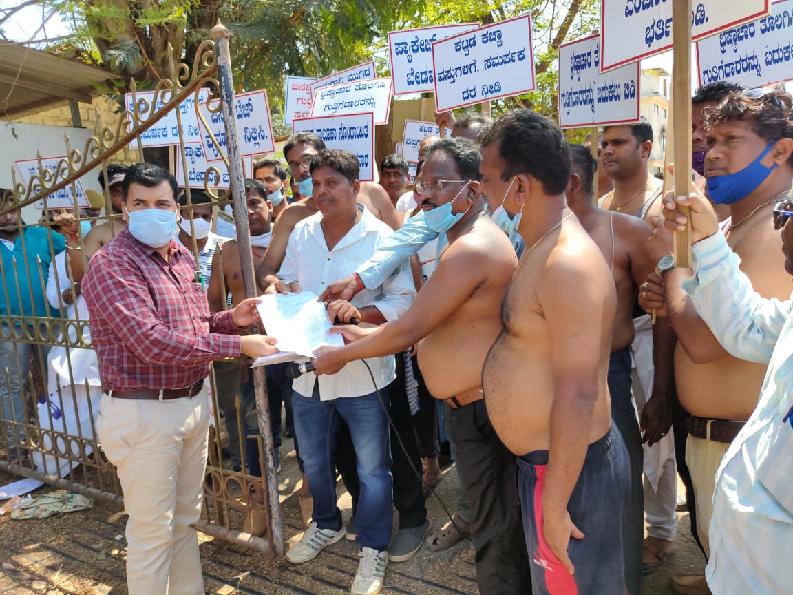 Contractor's stage unique protest in Karwar 
