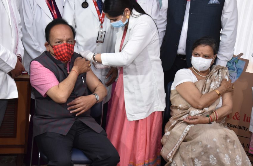  Dr. Harsh Vardhan takes his first dose of COVID-19 Vaccine