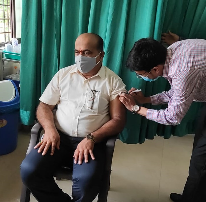 Udupi Additional DC Sadashiva Prabhu receiving COVID vaccine