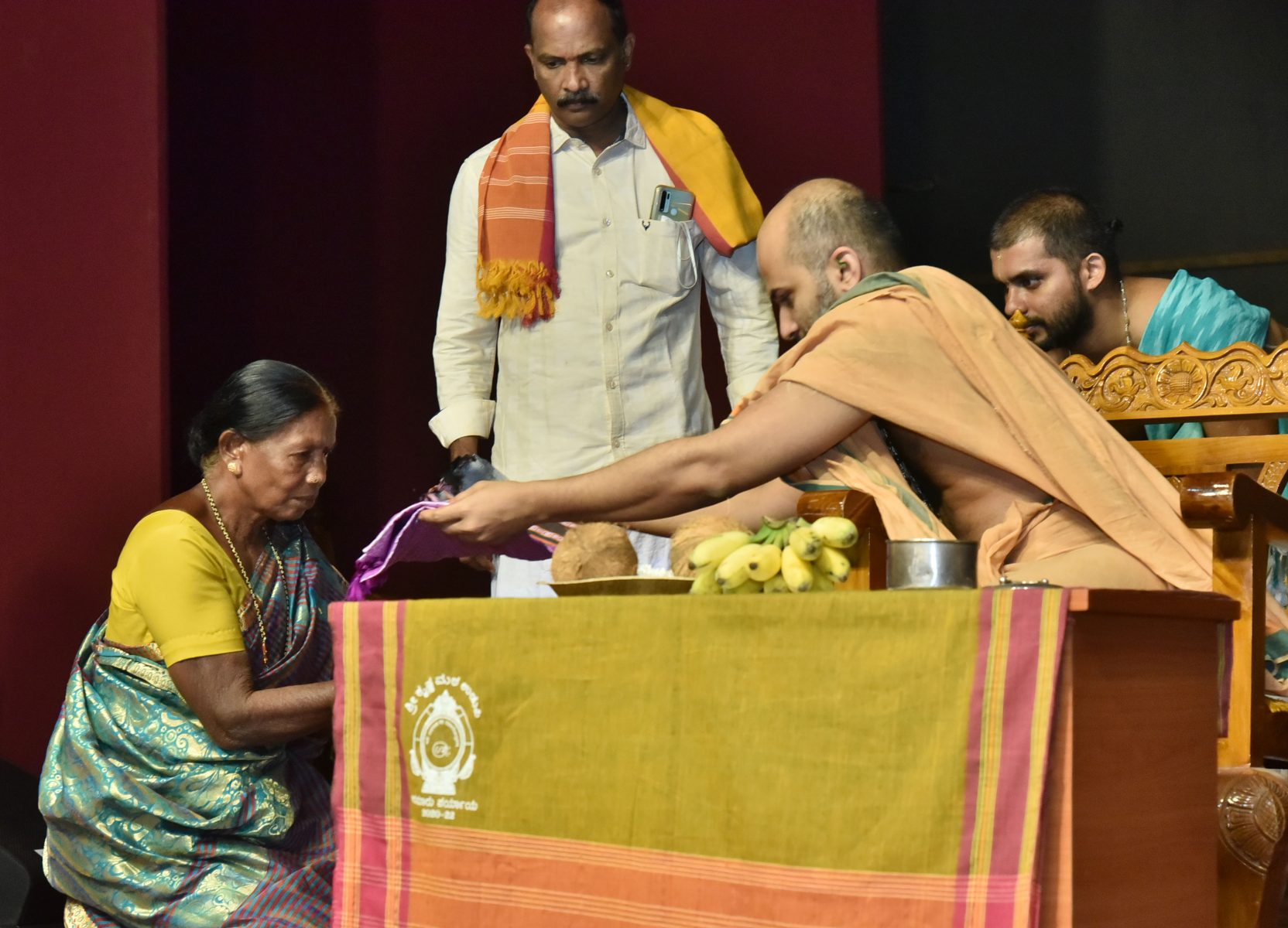 Sri Eeshapriya Tirtha Sripadaru felicitates folk artist