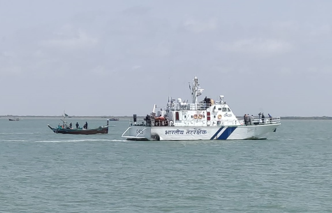 Coast Guard, Gujarat Anti Terrorist Squad apprehend Pak boat with 30 kg heroin 
