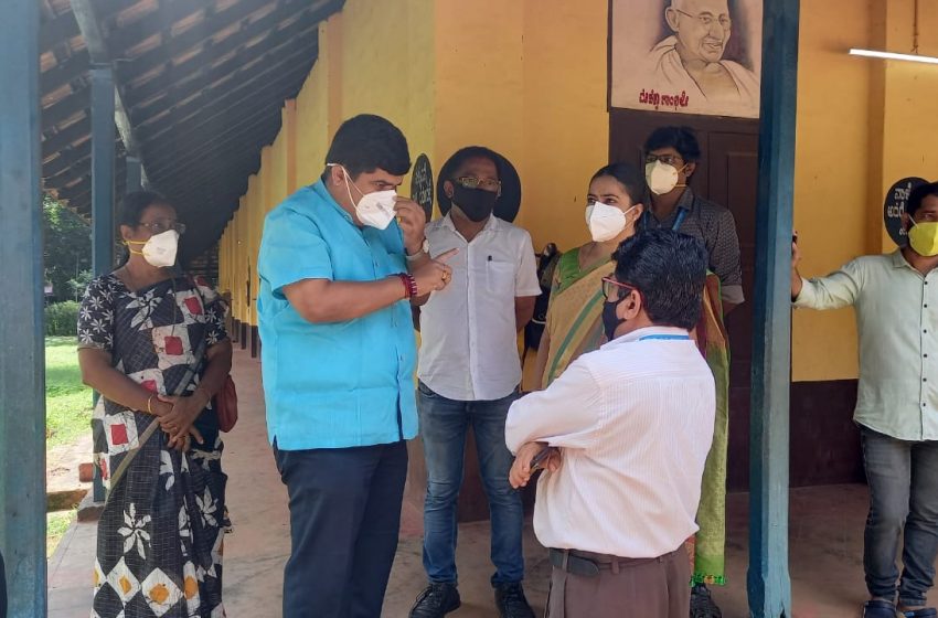  Vedavyas Kamath visits vaccination center