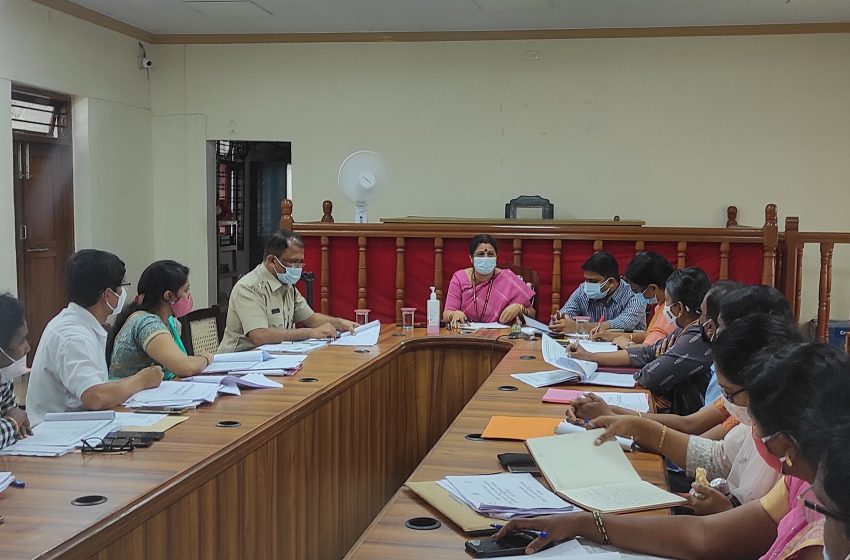  Shyamala Kunder holds review meeting at Karwar