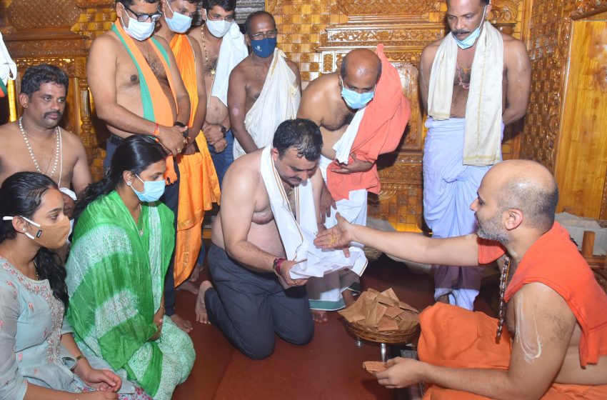  Minister Sunil Kumar offers prayers at Udupi Sri Krishna Matha