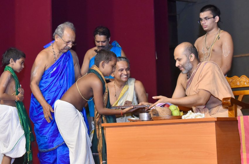 Bhagavad Gita, Pavamana chanting: Sri Eeshapriya Tirtha Sripadaru distributes prizes