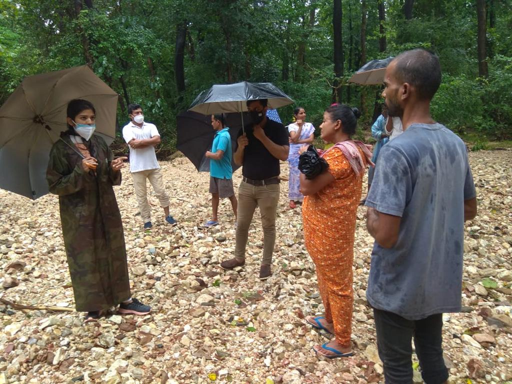 Vidyashree Chandaragi speaking to the villagers at flood-hit Sulgeri