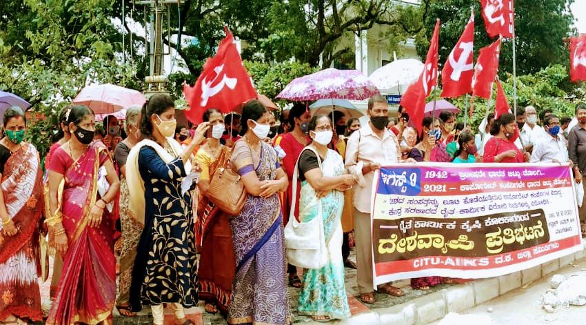  CITU, AIKS hold protest in Mangaluru