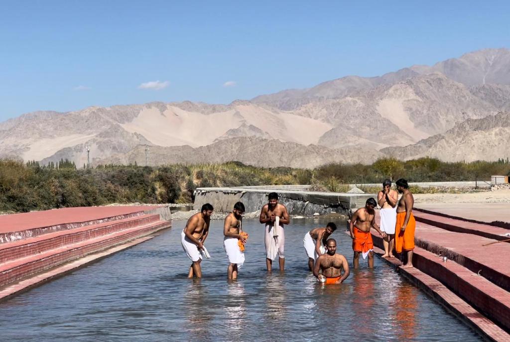 Sode seer takes holy dip in Sindhu River