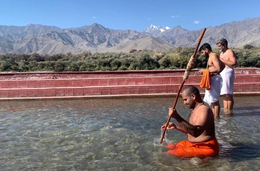  Sode seer takes holy dip in Sindhu River