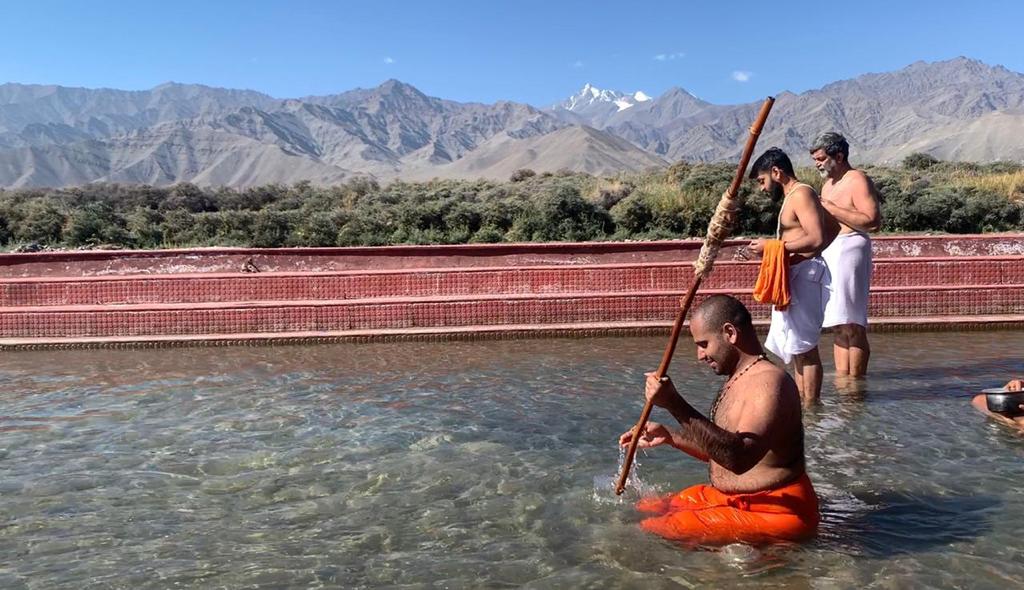 Sode seer takes holy dip in Sindhu River