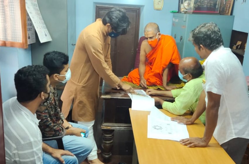  Raghupathi Bhat holds discussion with Pejawar seer on Smriti Vana