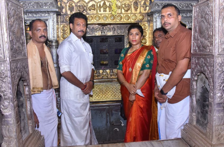  TN Minister Anbil Mahesh offers prayers at Udupi Sri Krishna Matha