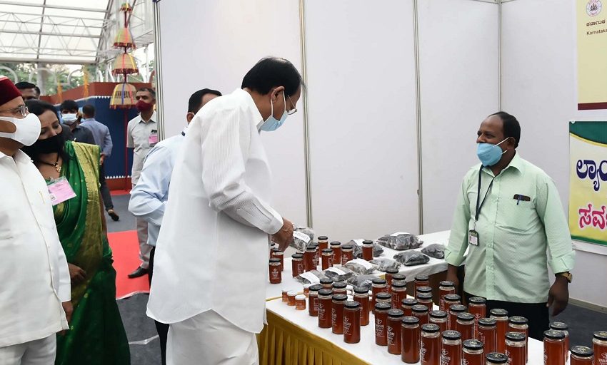  Vice President calls upon citizens to support tribal craftspersons and artisans by buying their products