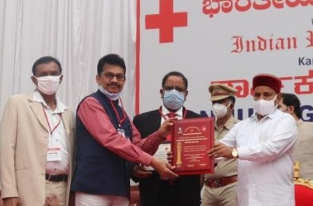 Governor honours Mangalore University Youth Red Cross Wing