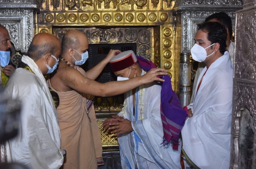  Governor offers prayers at Udupi Sri Krishna Matha, Kollur