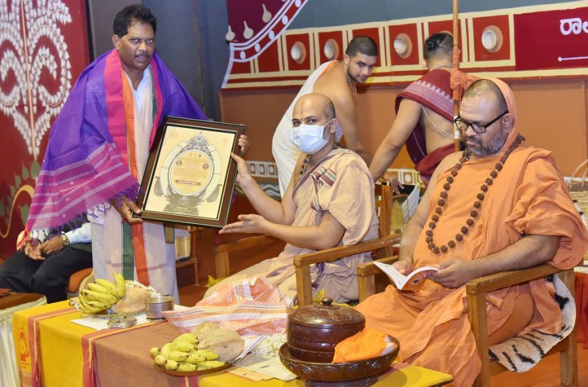  Vishwarpanam Day 7: Naati Vaidya and sculptor honored
