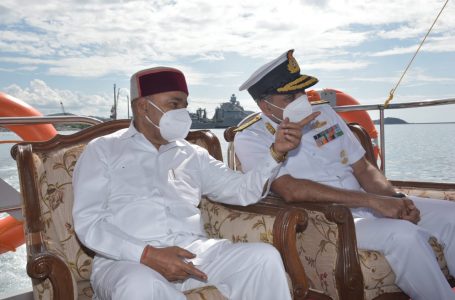 Governor visits INS Vikramaditya