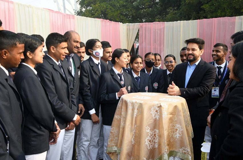  Anurag Singh Thakur interacts with the NSS students