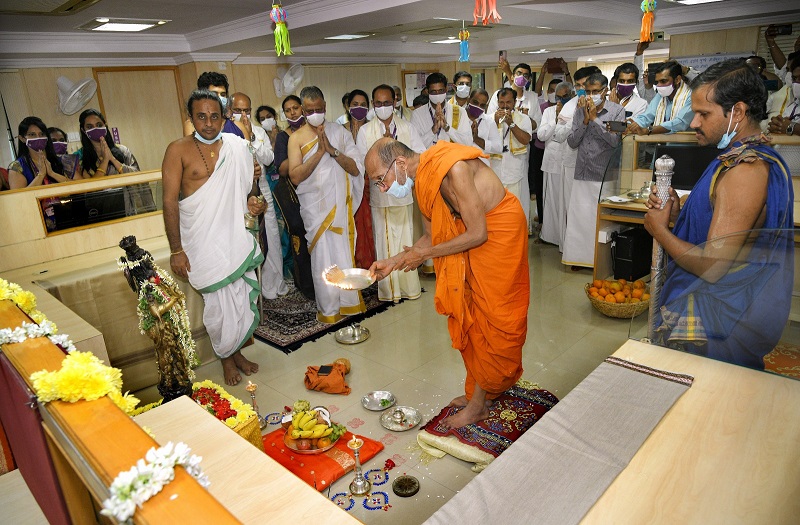  Krishnapura Swamiji visits Karnataka Bank