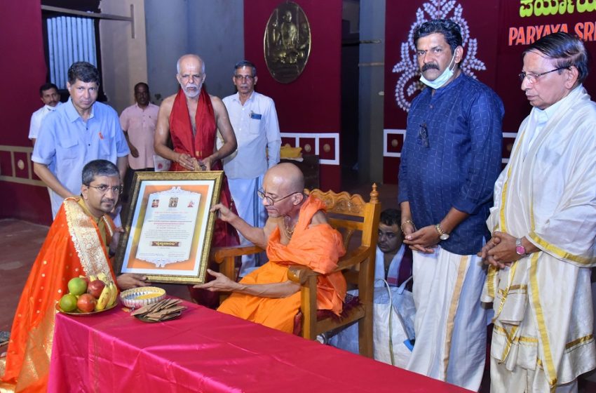  Udupi: Paryaya seer honors Dr Shashikiran Umakanth