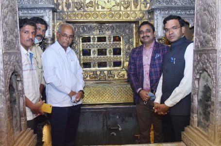 Minister Halappa Achar visits Udupi Sri Krishna Matha