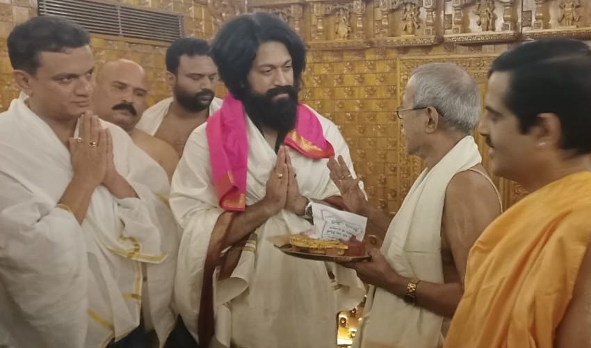  Rocking Star Yash visits Udupi Sri Krishna Matha