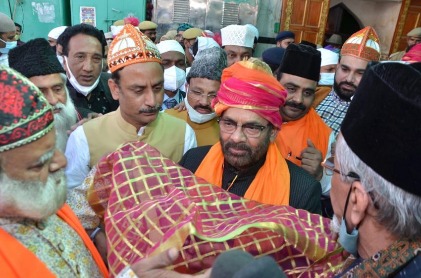  Naqvi offers ‘Chadar’ at Ajmer Dargah on behalf of Narendra Modi
