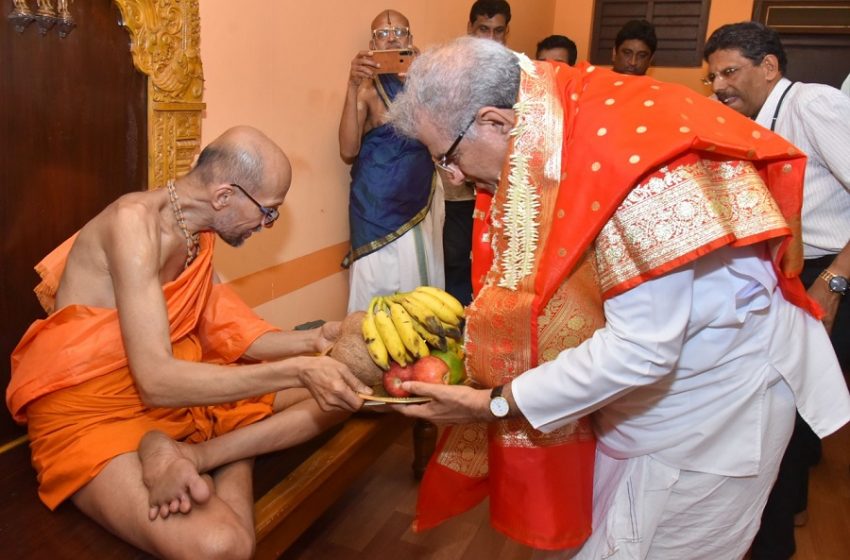  Dr Veerendra Heggade visits Udupi Sri Krishna Matha