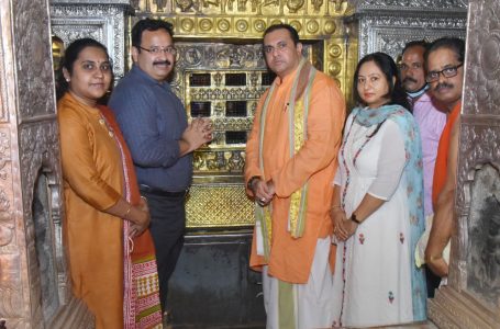 Manoj Ranjan visits Udupi Sri Krishna Matha