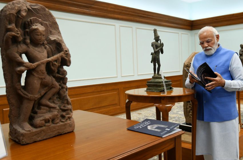  Modi inspects the antiquities repatriated from Australia