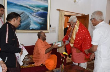 Sri Samyamindra Thirtha Swamiji calls on J&K Lt Governor