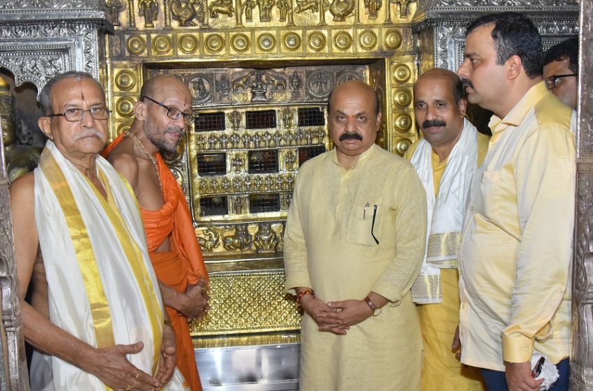  Chief Minister Bommai offers prayers at Udupi Sri Krishna Matha