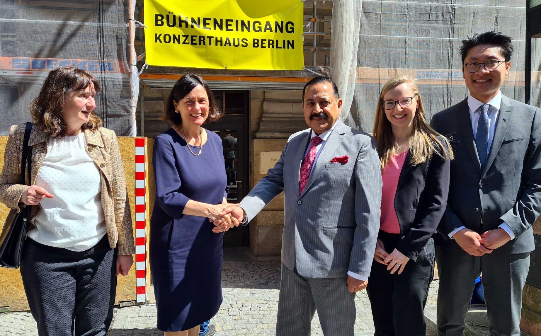 The Minister of State for Science & Technology and Earth Sciences (I/C), Prime Minister's Office, Dr. Jitendra Singh being received by the President, DFG (German Research Foundation), Prof. (Dr) Katja Becker, at Berlin, in Germany on May 04,2022.