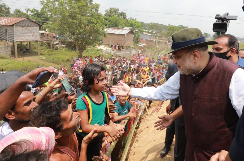  Shah visits Indo-Bangladesh border