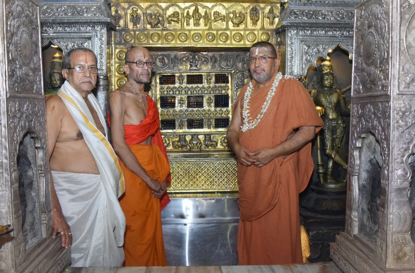  Edneer Swamiji visits Udupi Sri Krishna Matha