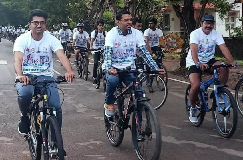  Udupi DC pedals in World Bicycle Day rally