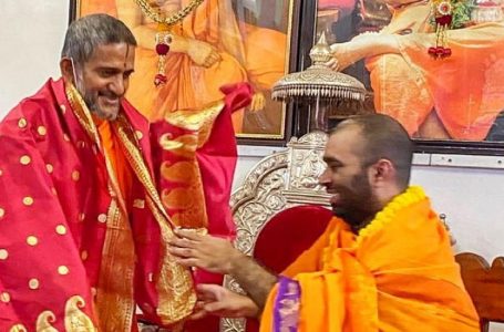 Haridwar: Pejawar Swamiji visits Sri Kashi Matha